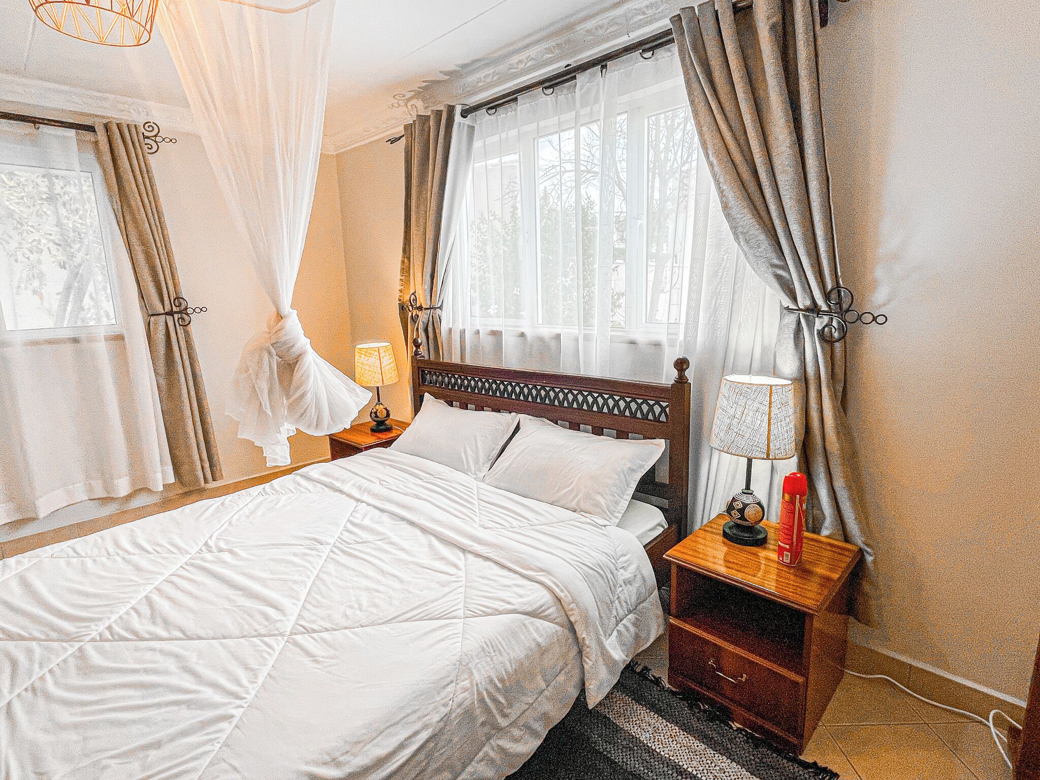 5 bedrooms, iron/ironing board, WiFi, bed sheets