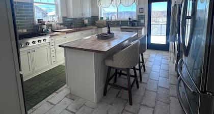 Charming Farmhouse, Peaceful and Private