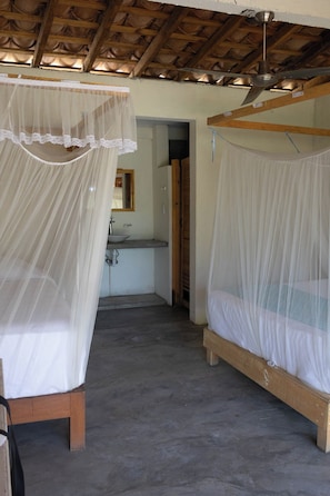 Habitación triple Confort, balcón, vista al jardín | Caja de seguridad en la habitación, escritorio y wifi gratis