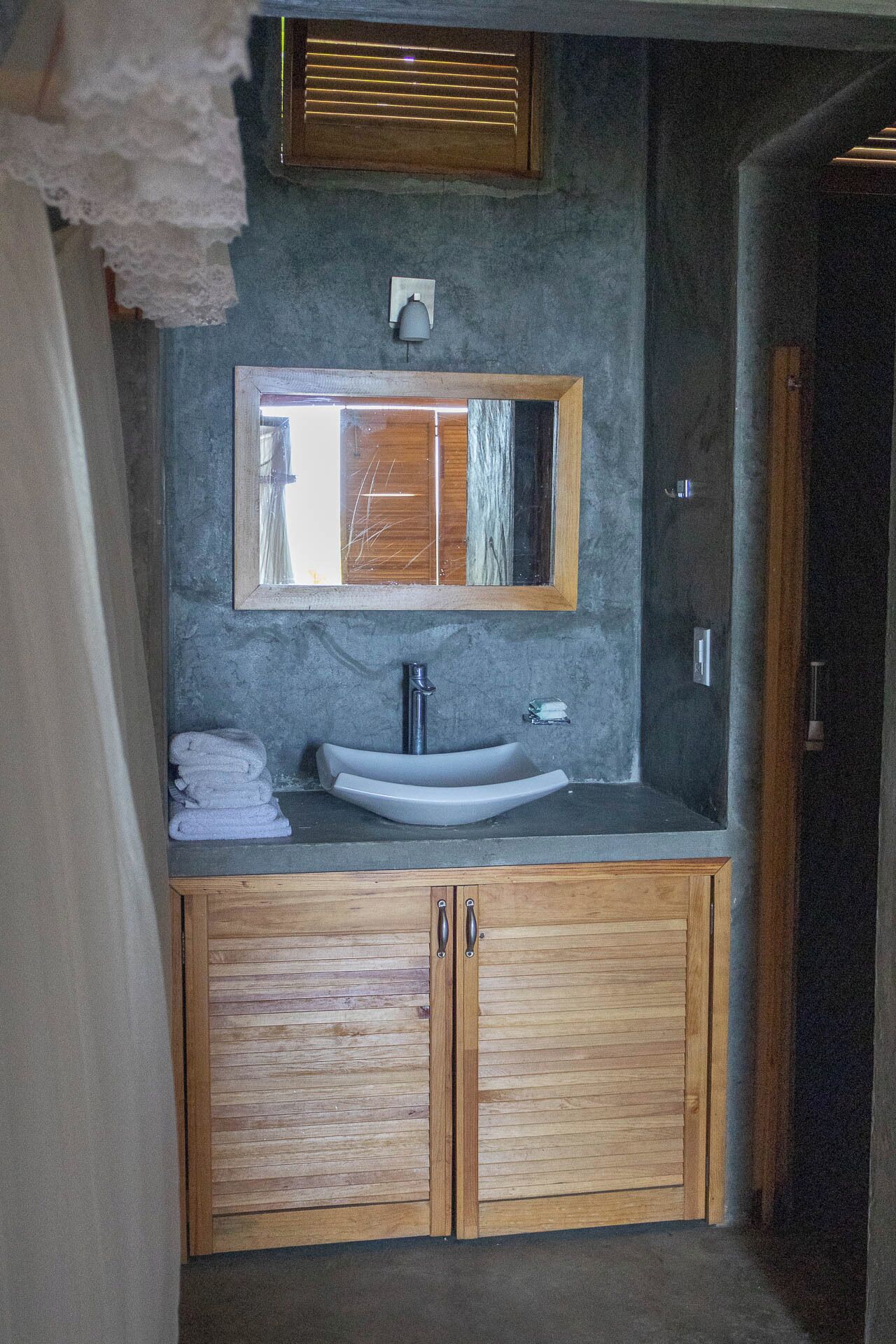 Quarto lua de mel, vista para o mar | Banheiro | Chuveiro, toalhas de banho, sabonete, shampoo