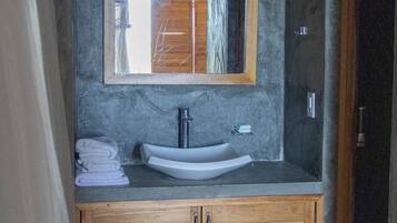 Quarto lua de mel, vista para o mar | Banheiro | Chuveiro, toalhas de banho, sabonete, shampoo