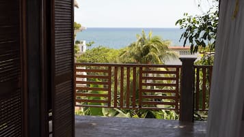 Habitación de luna de miel, vista al mar | Caja de seguridad en la habitación, escritorio y wifi gratis