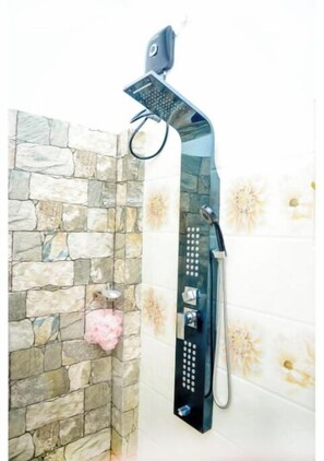 Doccia, asciugamani, sapone, shampoo