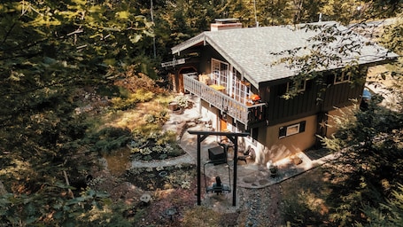 Exterior. Timberhaus - 2br Alpine Chalet - Fire Pit • Story Land