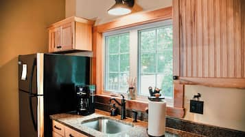 Kylskåp, mikrovågsugn, ugn och spishäll