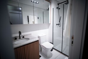 Haartrockner, Handtücher, Seife, Toilettenpapier