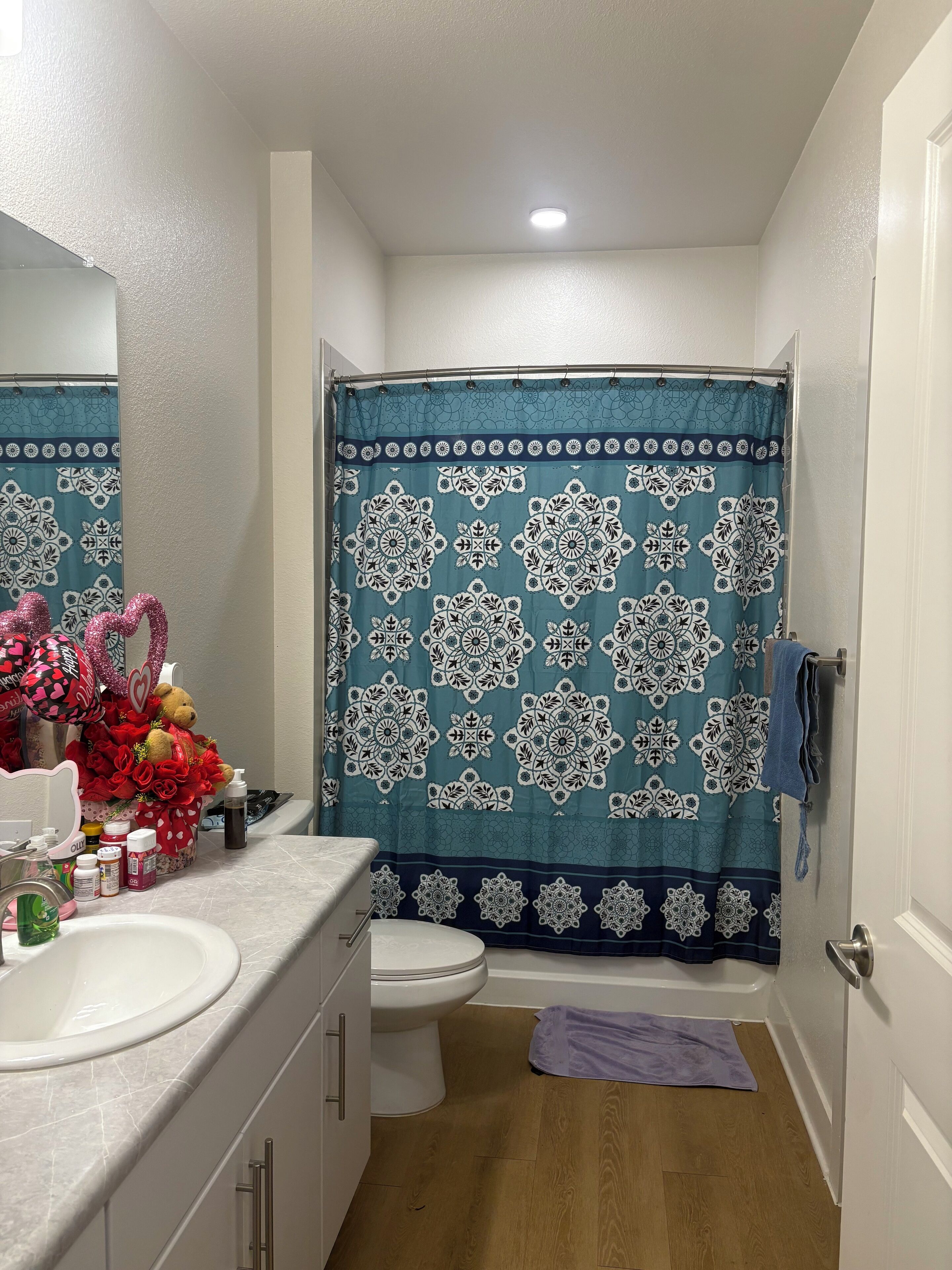 Pyyhkeet, saippua, vessapaperi