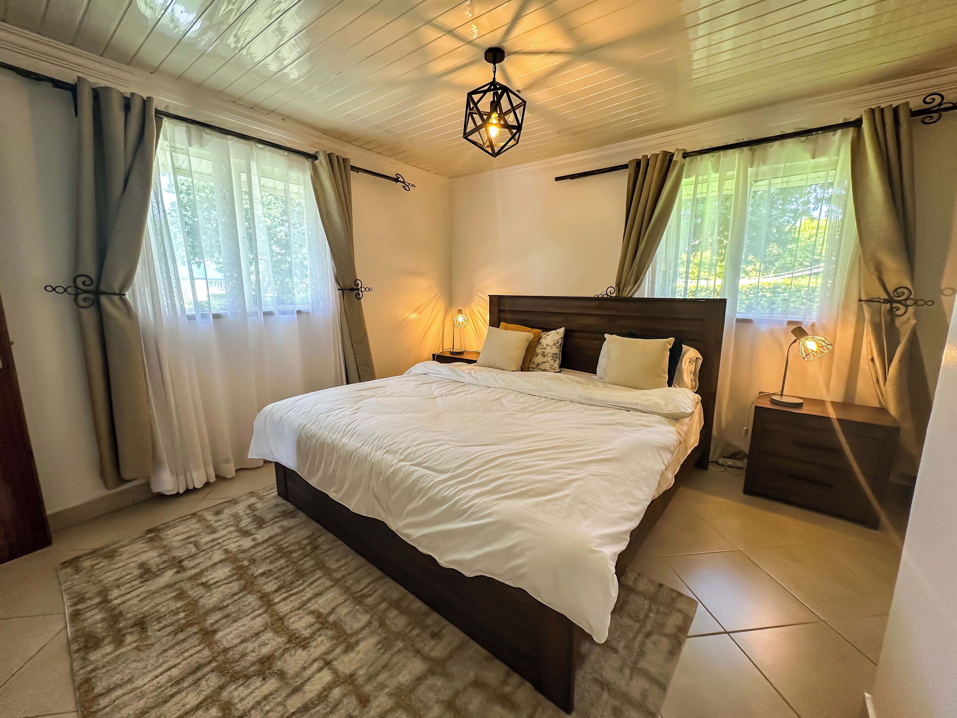 5 chambres, fer et planche à repasser, Wi-Fi, draps fournis