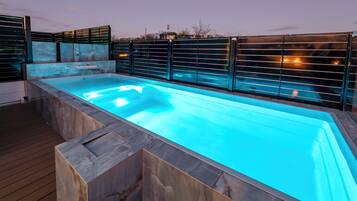 Outdoor pool, free pool cabanas, pool loungers