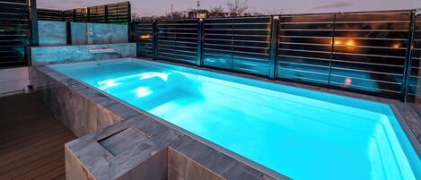 Outdoor pool, free pool cabanas, pool loungers