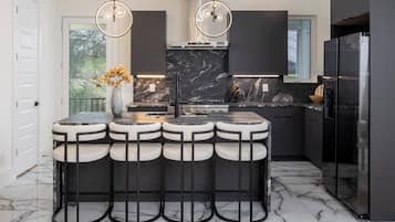 Luxus-Stadtwohnung, eigener Pool, Stadtblick | Eigene Küche