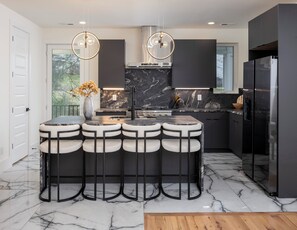 Maison en rangée luxueuse, piscine privée, vue sur la ville | Cuisine privée | Réfrigérateur grande capacité avec congélateur, four à micro-ondes