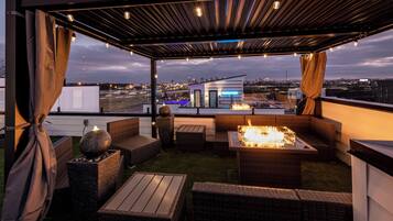 Luxus-Stadtwohnung, eigener Pool, Stadtblick | Terrasse/Patio