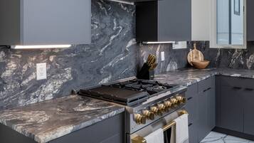 Casa geminada superluxo, piscina particular, vista para a cidade | Cozinha privada | Geladeira grande, micro-ondas, fogão, cooktop