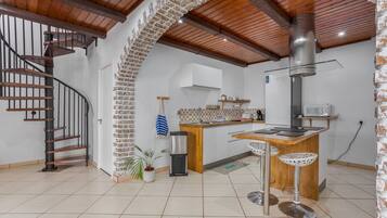 Een koelkast, een magnetron, een oven, een kookplaat