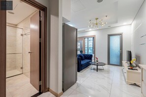 Minibar, escritorio, wifi gratis y ropa de cama 