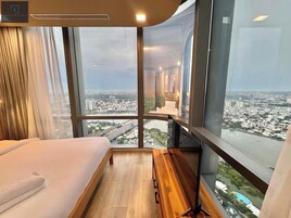 Escritorio, wifi gratis y ropa de cama 