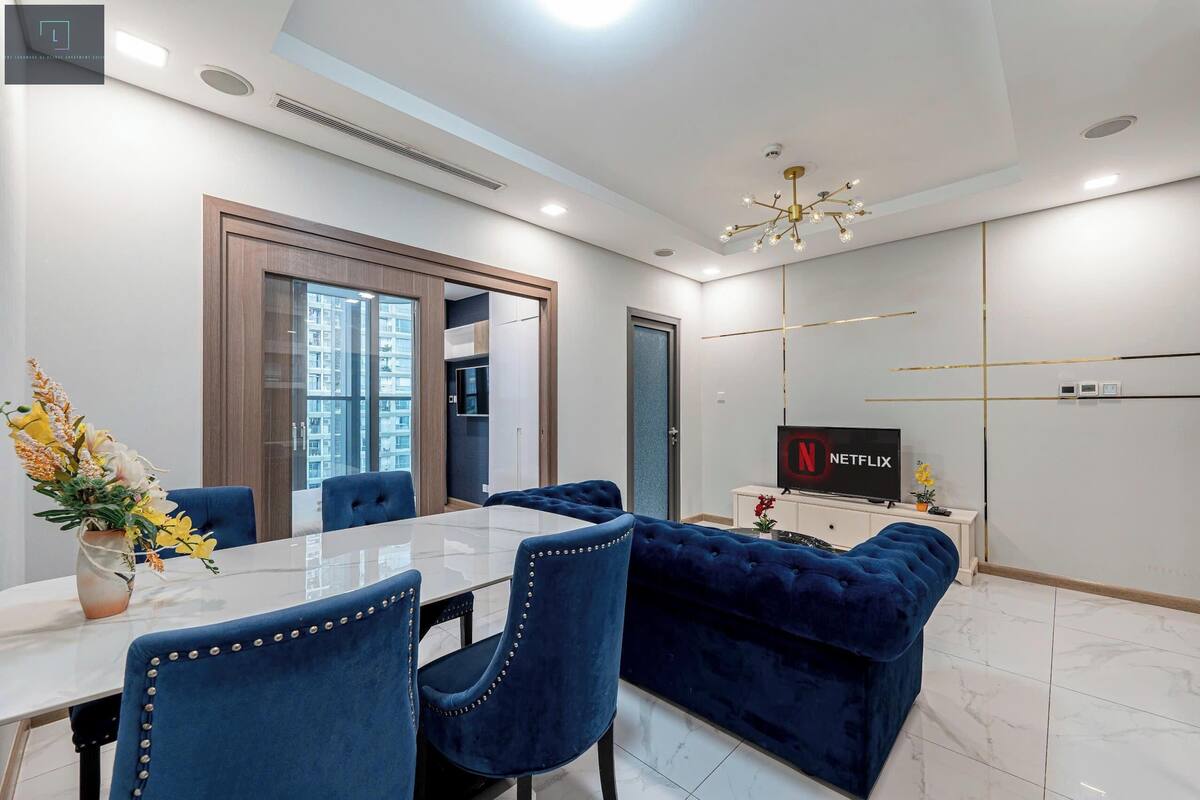 Una sala de estar moderna con comedor, televisor y vistas a la ciudad.