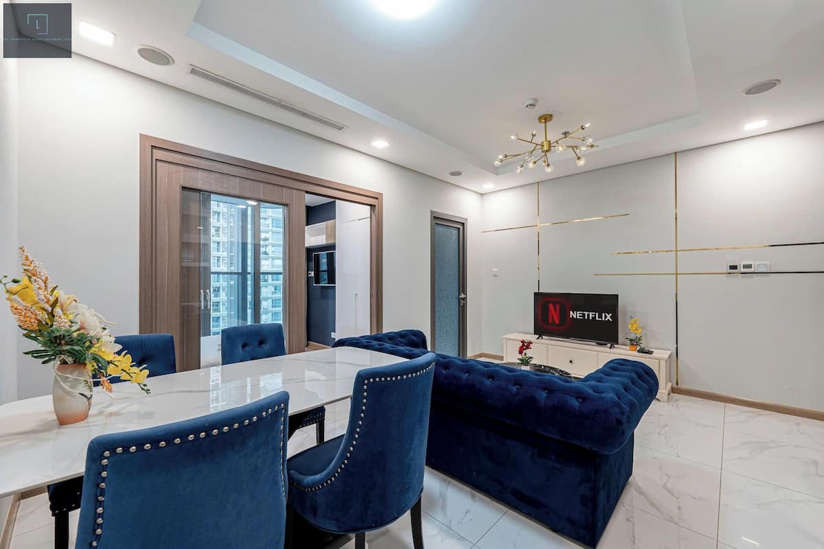 Deluxe Apartment, 1 King Bed, City View | Living area | 16-inch TV with cable channels, books