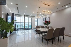 Apartamento Deluxe, 4 habitaciones, no fumadores, vistas a la ciudad | Zona de estar | Televisión de 16 pulgadas con canales por cable, libros