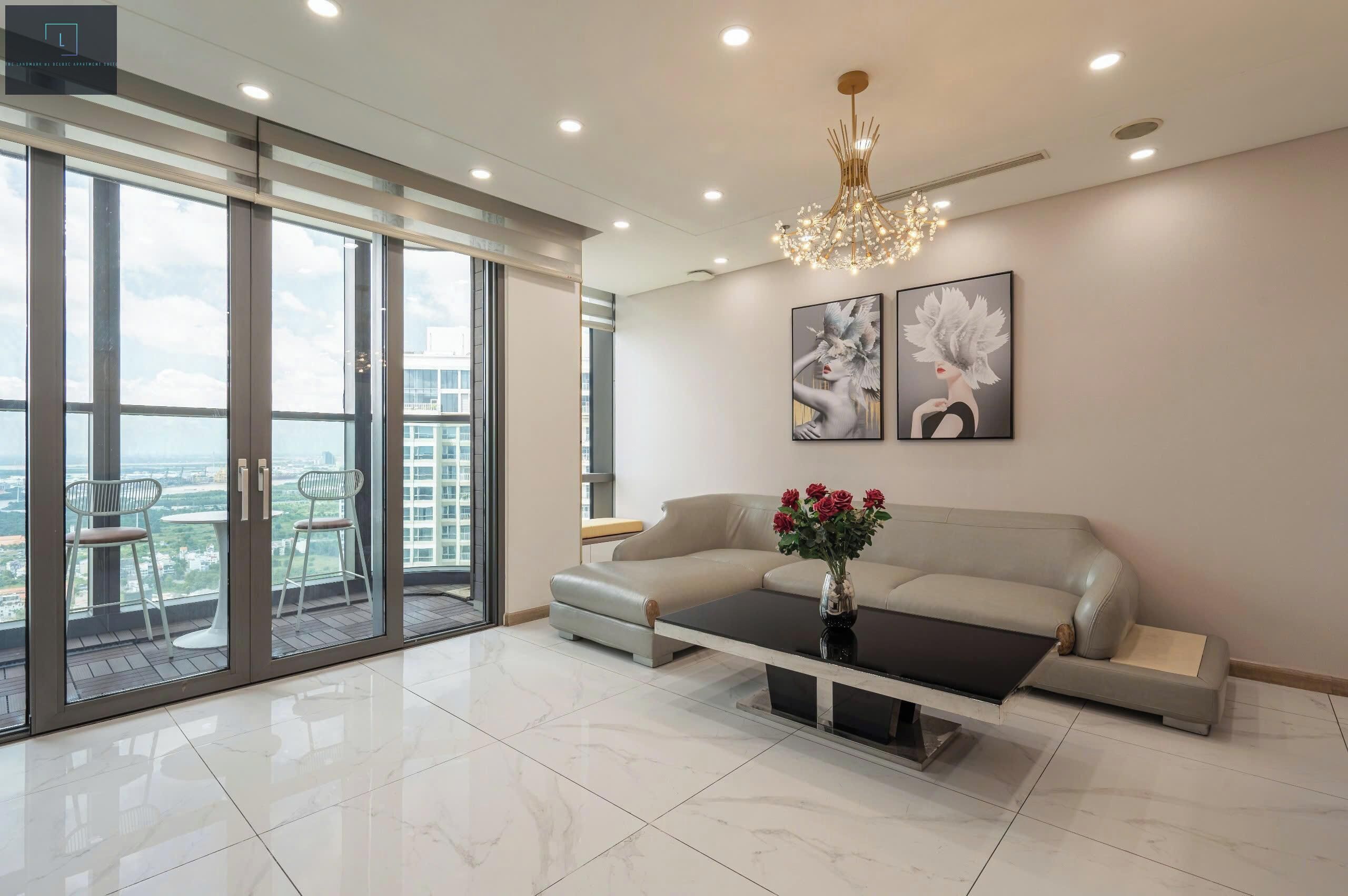 Deluxe-lejlighed - 4 soveværelser - ikke-ryger - byudsigt | Opholdsområde | 16-tommers tv med kabelkanaler, bøger