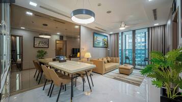 Luksus-lejlighed - 2 soveværelser - byudsigt | Opholdsområde | 16-tommers tv med kabelkanaler, bøger