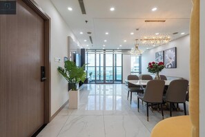Deluxe-Apartment, 4 Schlafzimmer, Nichtraucher, Stadtblick | Wohnbereich | 16-Zoll-Fernseher mit Kabelempfang, Bücher