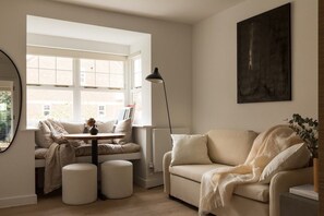 TV - 3BR Designer House | City Centre | Free Parking (Oxfordshire)