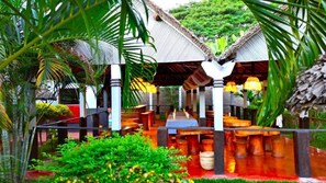 Outdoor dining - KHAIR LODGE AMBANJA (Ambanja)