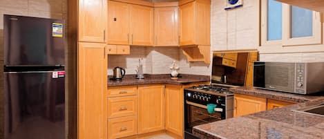 Kühlschrank, Mikrowelle, Ofen, Esstisch