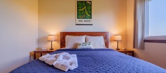 Oceanfront 3 bed/2 Bath Home w Pool - Upper Unit