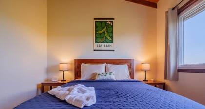 Oceanfront 3 bed/2 Bath Home w Pool - Upper Unit