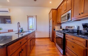 冷蔵庫、電子レンジ、オーブン、コンロ