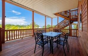 屋外ダイニングエリア