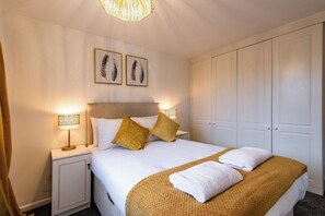 5 bedrooms, iron/ironing board, free WiFi