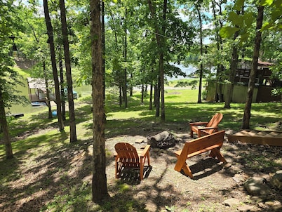 Waterfront cabin on the beautiful Lake of Egypt!