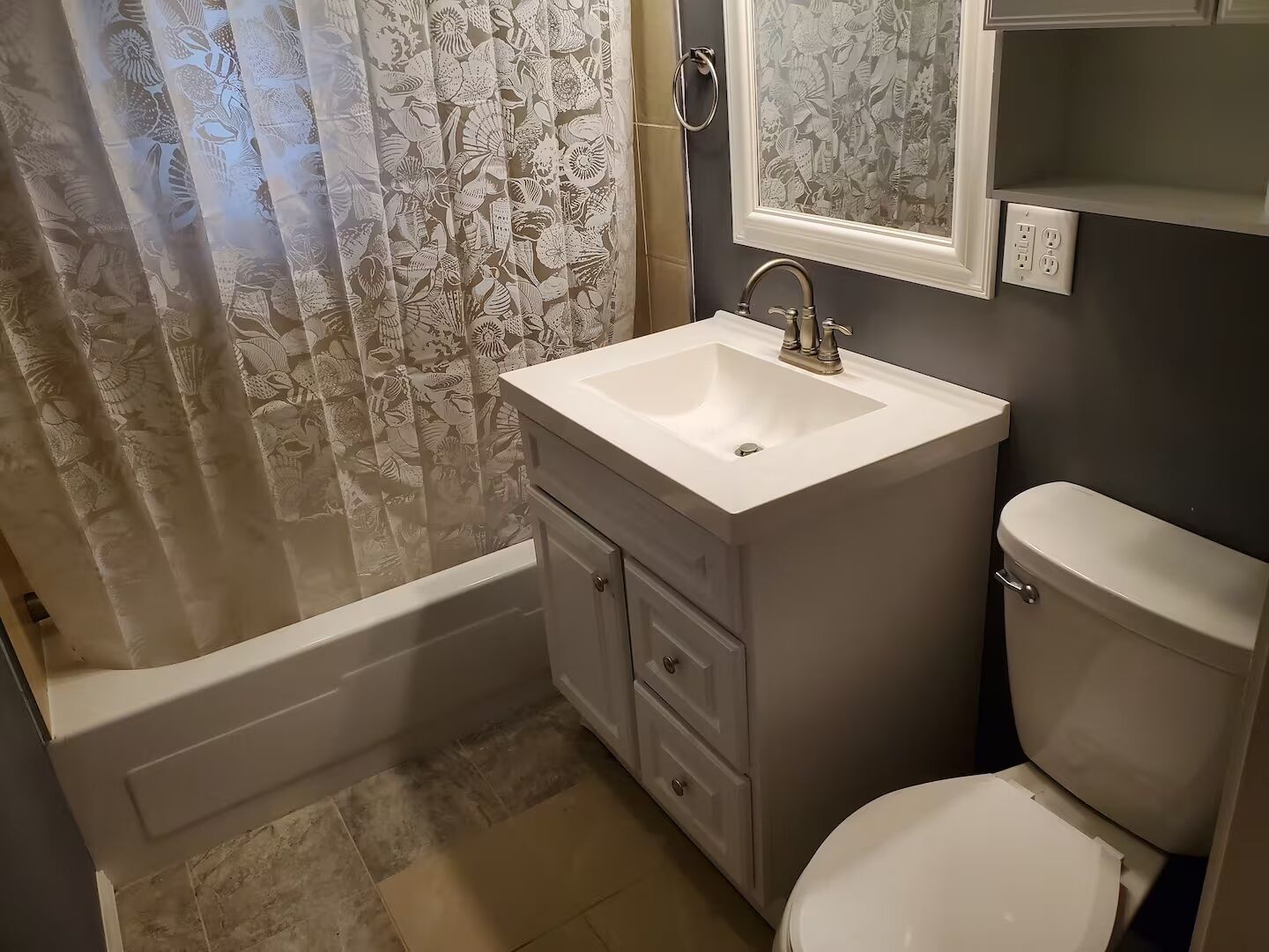 Un bagno con una vasca, un lavandino e un water.