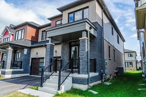 Modern Comforts: 4 Bedroom Family Home in Thorold | 20 Min to Falls