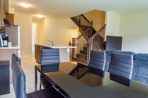 Modern Comforts: 4 Bedroom Family Home in Thorold | 20 Min to Falls