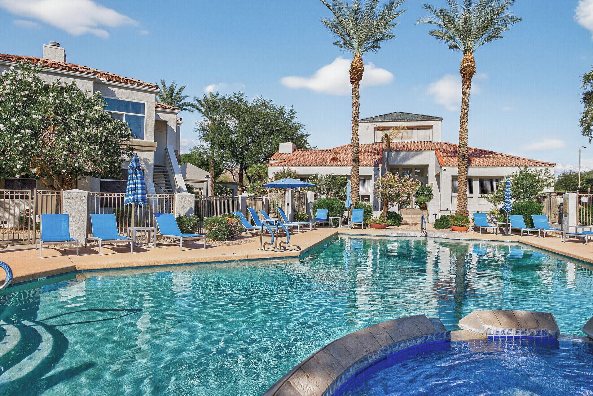 Utomhuspool och uppvärmd pool