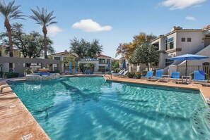 Utendørsbasseng og et oppvarmet basseng