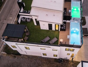 2 outdoor pools, free cabanas, sun loungers