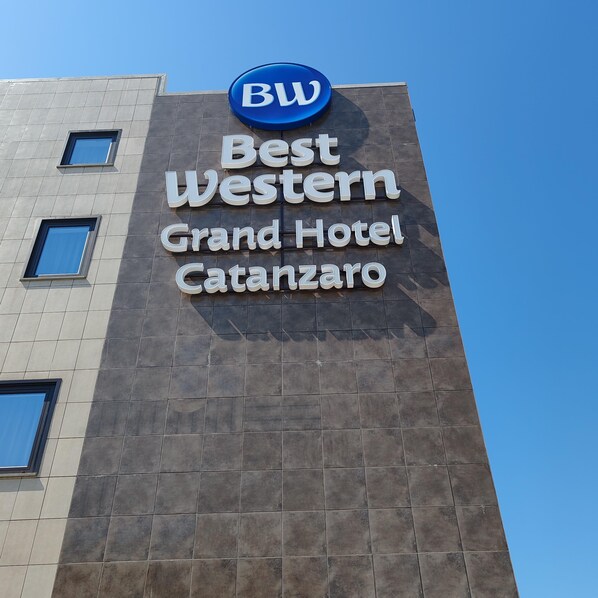 Un letrero de hotel con el nombre 'Best Western Grand Hotel Catanzaro'.