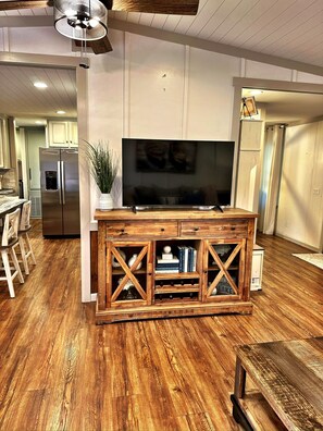 Interior - Charming Lake Front Home and Pavilion (Milledgeville)