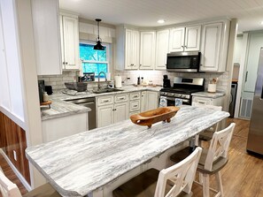 Microwave, oven, stovetop, dishwasher - Charming Lake Front Home and Pavilion (Milledgeville)