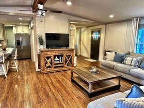 TV, fireplace - Charming Lake Front Home and Pavilion (Milledgeville)