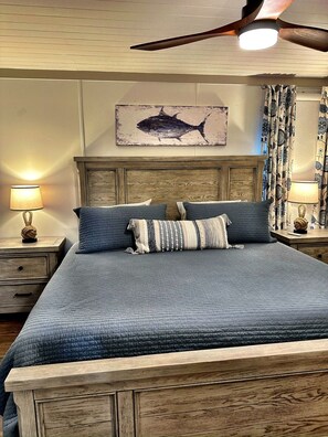 4 bedrooms, WiFi, bed sheets - Charming Lake Front Home and Pavilion (Milledgeville)