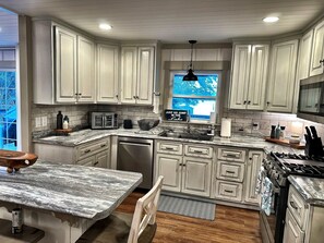 Microwave, oven, stovetop, dishwasher - Charming Lake Front Home and Pavilion (Milledgeville)