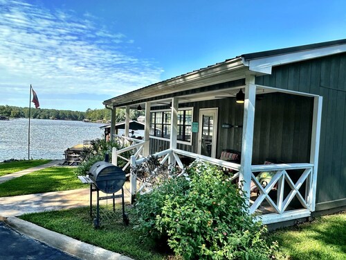Lakefront Retreat + Dock + Kayaks + Fire Pit + Lakefront Kitchen