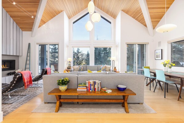 Smart TV, fireplace - Premium 4-Bedroom w/ Secure Parking & walking distance to the slopes! (Whistler)